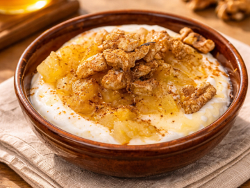 Yogurt griego con manzana confitada, nueces tostadas y miel