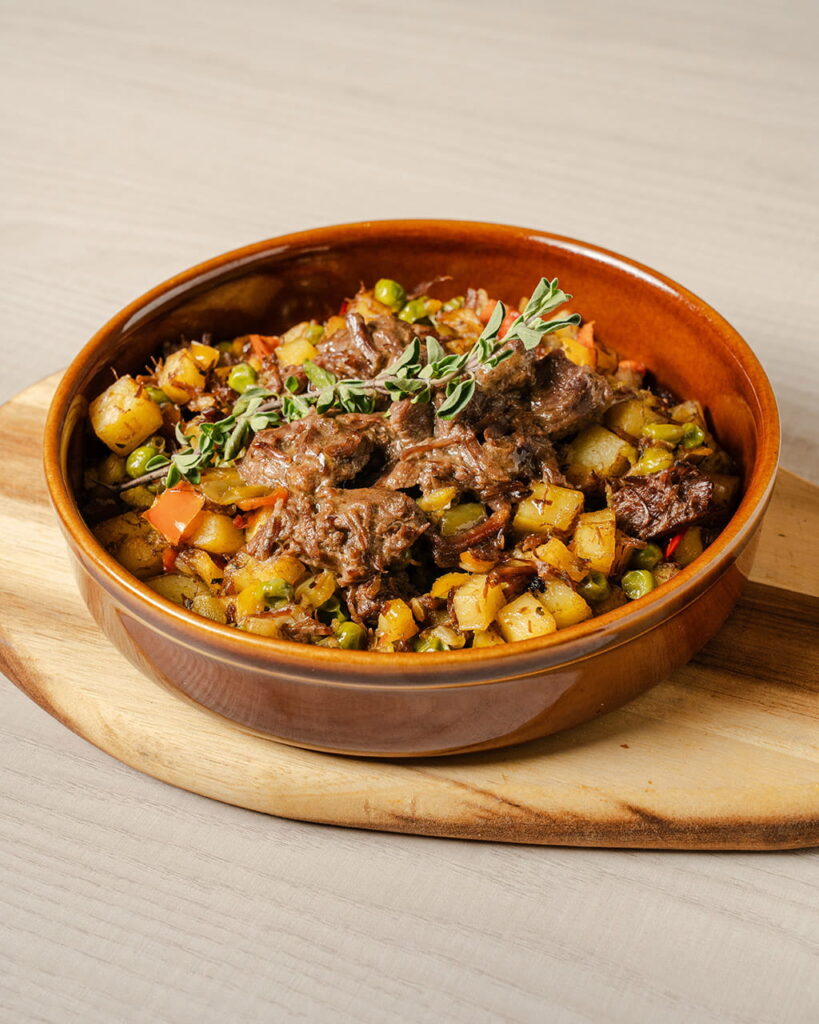 Frito de ternera al estilo de Corfú, cocina griega en Palet restaurante, Palma